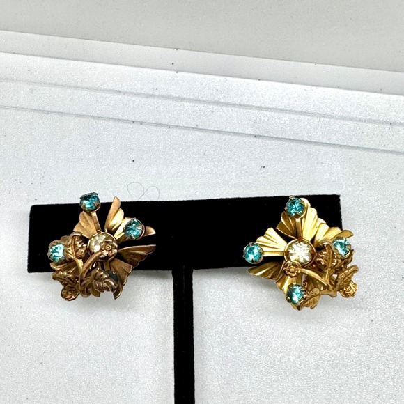 Vintage 1940s Floral Screwback Earrings Gold Tone Aqua Rhinestone Bouquet - Picture 1 of 10